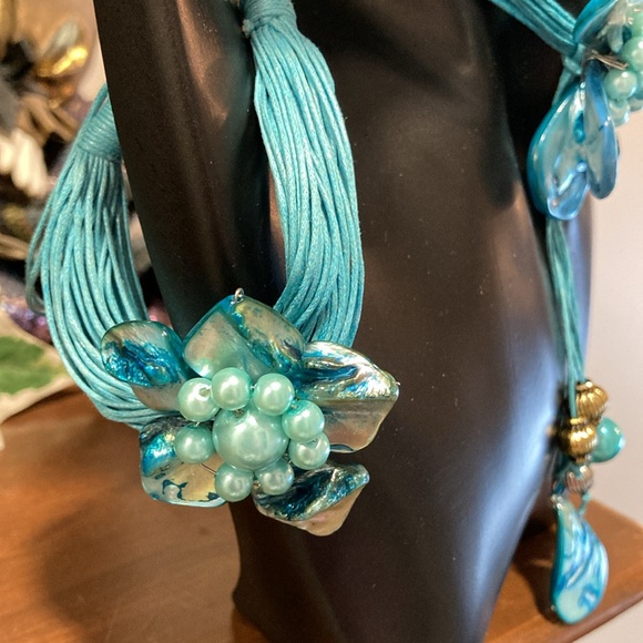 NWOT - Turquoise Choker Floral Shell Pearl Necklace & Adjustable Cord Bracelet - Picture 4 of 8